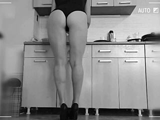 Домакиня чукана жестоко в кухнята на скрита камера