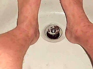 hey, check out this rando nude bathing with a wild feet fetish obsession