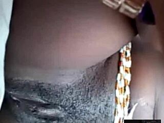 Chatten mit der Besitzerin auf Video, ihre rasierte Muschi sieht so saftig und nass aus auf fullhdxxx.com