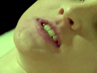 Śmiałe lesbijskie rude pielęgniarki w bieliźnie fetysz liżą cipkę pacjentki z kuni