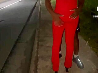 Isteri kongkek lelaki hitam dalam seks jalanan amatur sebenar dengan faraj bertatu