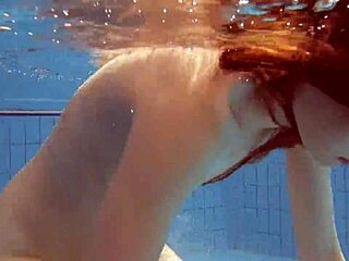 Seksowna rosyjska młoda Libuse pokazuje małe cycki