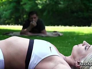 ¡Tío, viejo follando a rubia caliente en parque público! 😲