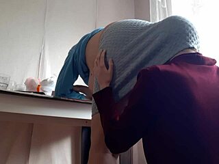 I worship my milf boss’s ass for that promotion