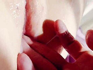 Καυτή θετή αδερφή με μουνί που στάζει σπέρμα