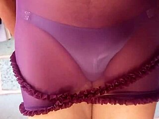 estoy usando la panty brillosa azul de mi amante