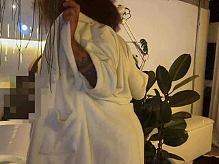 Convidei minha amiga brasileira rabuda para um banho de banheira - teaser - collab sara ventura