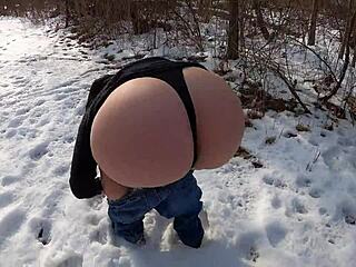 Whaletail Fetish! Arctic Milf Ass Flash in Public!