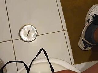 Kamarádova máma mě chytí s jejími tangy a vykouří mě!