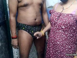 Bhabhi India desi tangan buat suami pancut atas seluar dalam biru