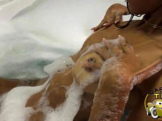 Nathalia Santos, latina brasileira com bunda preta e peitos naturais, dança hardcore em Recife.