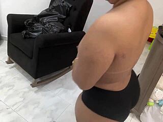 sirvienta curvilínea narra su juego de seducción al cambiarse en casa