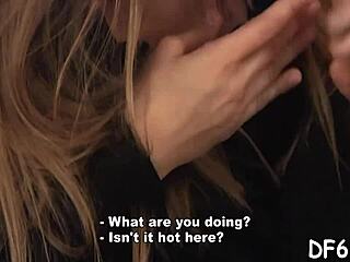 Tânără arată gaura roz strâmtă la cameră de aproape