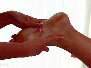 סצנה לסבית סנסואלית אסייתית עם פוסיקט וג'ני גלאם על ידי ספיקס