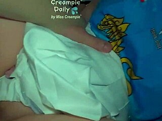 สาวหน้าอกใหญ่ในกางเกงในโดนครีมพายหีโหนกบนเตียง