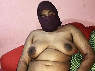 Stor rumpe indisk stemor får overraskelsesknulling og sæd i fitta fra stesønn i hjemmelaget action