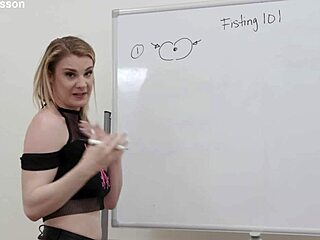 Ray Ray ajar fisting dubur dengan tetek dan main pantat, terkembang dan pancut solo