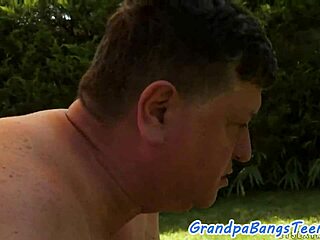 欧洲年轻美女被爷爷户外钻