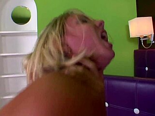 Casalinga Milf Riceve una Scopata Veloce e Ruvida nella Figa Bagnata. Stile Amatoriale con Sesso Intenso