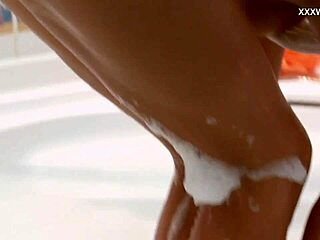 Russian Slut Sima Zasadilo Bathes