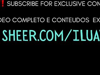 שתי חברות לטיניות אומרות, בואו נהיה שובבות וננשק אחת את השנייה