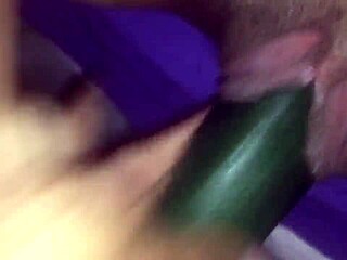 Latina jente nyter sine favorittleketøy i privaten