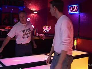 amanheci de pau duro, tirei ela do trabalho pra foder na cozinha