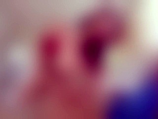 Brunett elskerinne gir rå blowjob og spytter på monster kuk