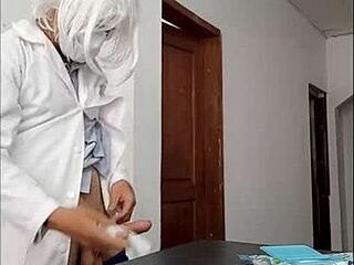 Špinaví nemocniční profesionáli zmenia kanceláriu na sex apartmán pre šialené kúranie v spodnom prádle a BDSM fetiš hry