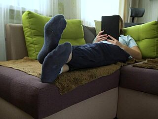 Oh, show off those bare soles!