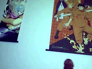 Culturista tatuata si rilassa a letto nuda