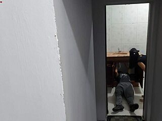 Istri latina selingkuh dengan tukang ledeng kasar