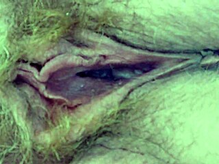 天啊，裙下没穿内裤的老奶奶…毛茸茸的惊喜！