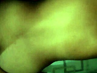 Супер латиночка сучка наклоняется раком в догги-стайле