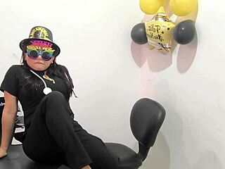 عاملة مكتب ساخنة تستعد لسدادة شرجية لمؤخرتها الجائعة