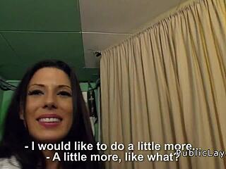 ラティーナウェイトレスが公共バーでフェラカップルと現実の大チンポPOVでハメられる！