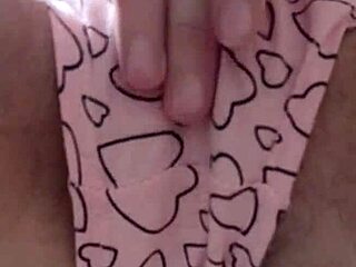 μαλακίζω την τριχωτή μου πούτσα κάτω από το γραφείο 😈