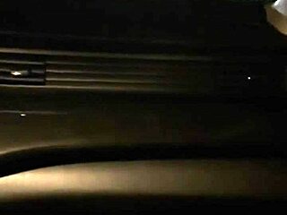 Een onbekende pijpt me langs de weg.