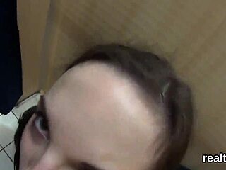 Šťavnatá česká teen 18+ drážděná v hypermarketu, prcána v POV