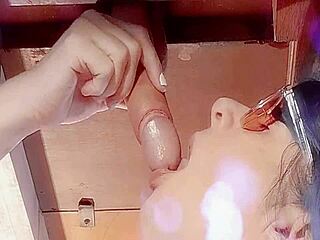 손잡이와 블로우잡으로 내 자지 짜서 입에 정액 삼키기! 프리컴 사방에 흘러