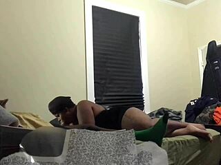 Pelacur Islam muslim taat sembah pantat gemuk montok dalam sesi BDSM bilik tidur penuh!