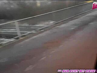 Deutsche Teen 18+ Schlampe pisst öffentlich in Handtasche