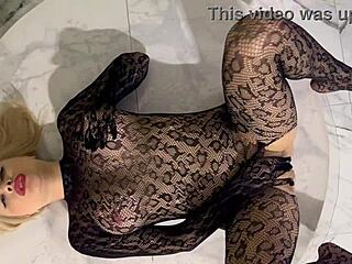 בלונדינית מקועקעת מוצצת ודופקת ברשת דייגים