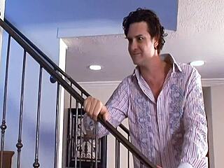 거유 새엄마 샤일라 스타일즈가 금기된 부엌에서 블로우잡과 커닐링구스로 섹스해