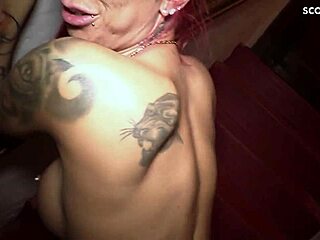 Anni Angel använder gammal minikuks-kille som leksakspojke för tatueringsex