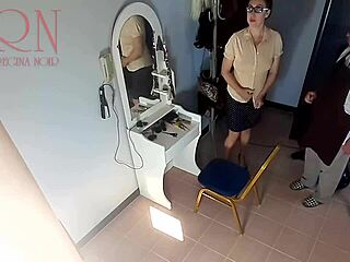 Cámara oculta captura barbería nudista donde peluquera desnuda dama para corte en ambiente kink