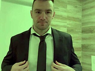 Za scénou svalnatá brunetka bodybuilderka se připravuje na porno natáčení sólo prstěním