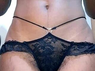 Ze wordt hard geneukt kreunt luid terwijl hij haar beukt tot meerdere orgasmes