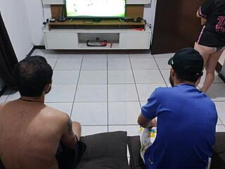 زوجة لاتينية تخسر الرهان وتتناك صديق أمام زوجها