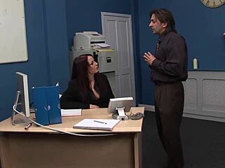 Секретарка с големи цици поема шефския хуй